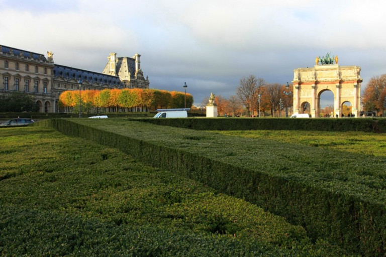 Hình 1a. Theo dòng thời gian và chính sự biến chuyển, Louvre thay đổi công năng khác nhau trước khi là bảo tàng bây giờ; nó là một di sản nhờ vào những giá trị kiến trúc-cảnh quan được chăm chút, ở một quy mô hoành tráng… [7]