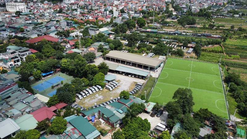 Tại khu vực bãi sông trên địa bàn phường Tứ Liên, xưởng sản xuất, bãi trông giữ xe, sân bóng đá có dấu hiệu xây dựng trên đất nông nghiệp.