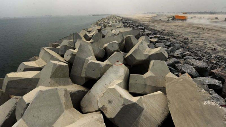 "Bức tường Lớn Lagos" nhằm bảo vệ bờ biển khỏi bị xói mòn (Ảnh: Getty Images)