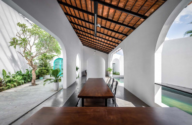 Không gian sinh hoạt chỉ hơn 110 m2, diện tích còn lại được gia chủ dành cho sân vườn, hồ nước, chỗ trồng rau.