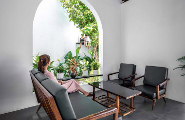 Nhờ những ô cửa lớn, người lớn dễ quan sát trẻ con.