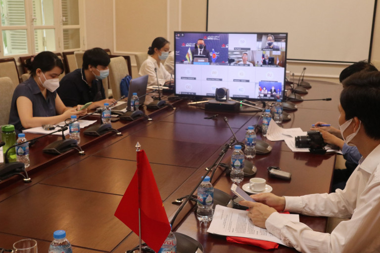 Các đại biểu tham dự hội nghị trực tuyến tại đầu cầu Việt Nam.