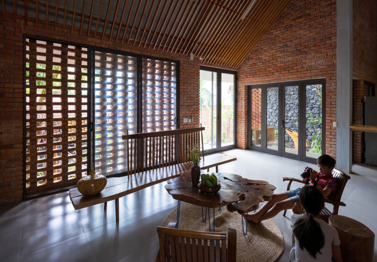 Phòng khách được thiết kế đơn giản với những chiếc ghế cũ, phảng phất không gian xưa.