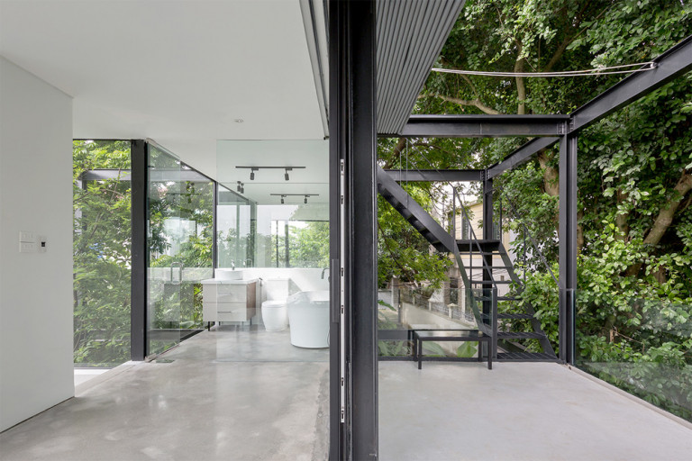 Khoảng sân và hiên cũng được lắp rèm che