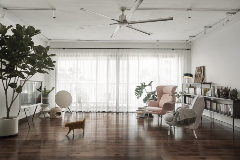 Việc sử dụng màu sơn và nội thất theo gam màu nhẹ, sáng sẽ giúp gia chủ tận dụng được các lợi thế của trần bê tông thô mà vẫn có không gian sống gần gũi, ấm áp. Ảnh: Đỗ Sỹ/ Pham Le Trung Hieu x Partners.