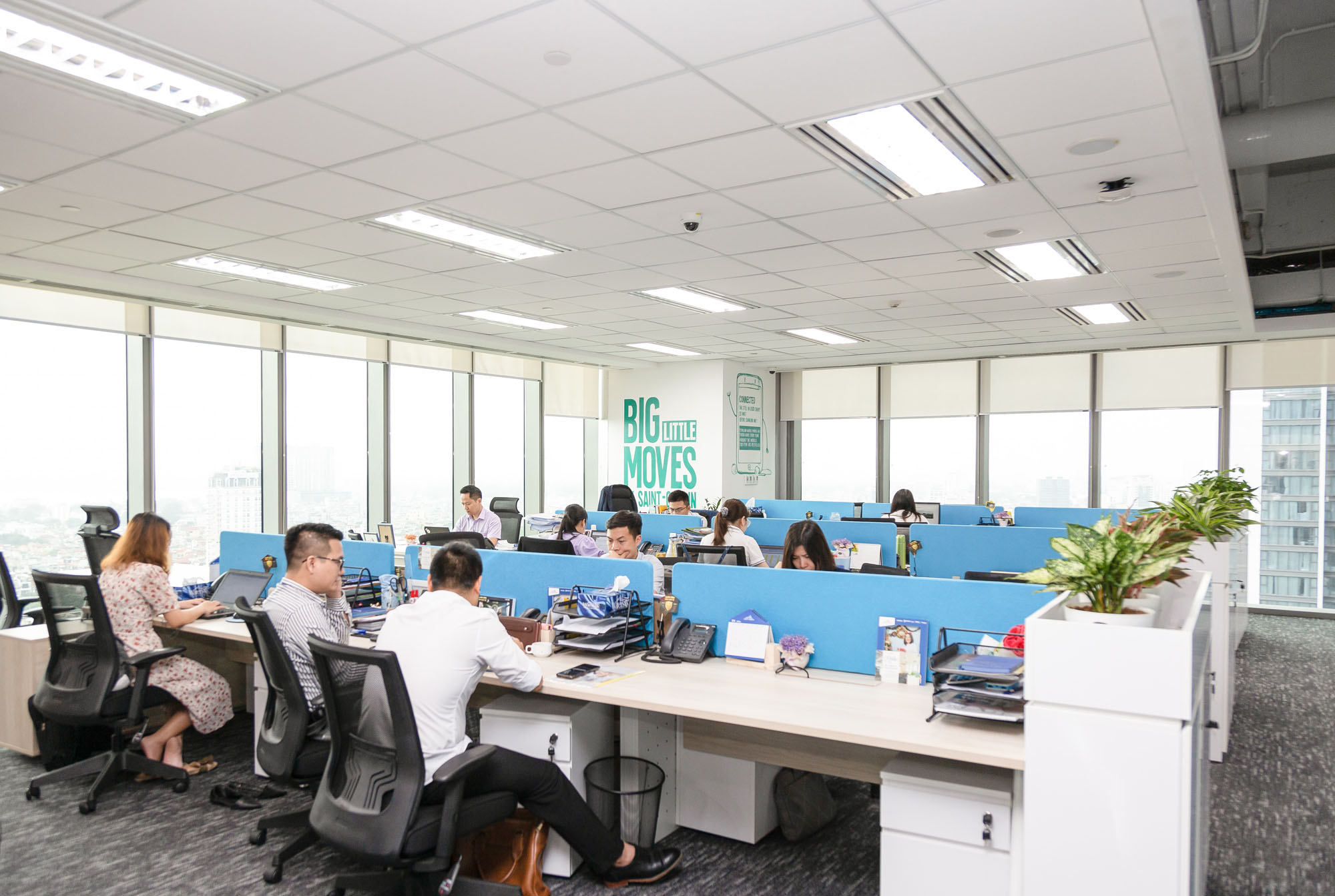Không gian làm việc của nhân viên được thiết kế với giải pháp tiêu âm cao giảm tiếng ồn, vang vọng âm, đồng thời có tầm nhìn bao quát ra bên ngoài từ tầng 17