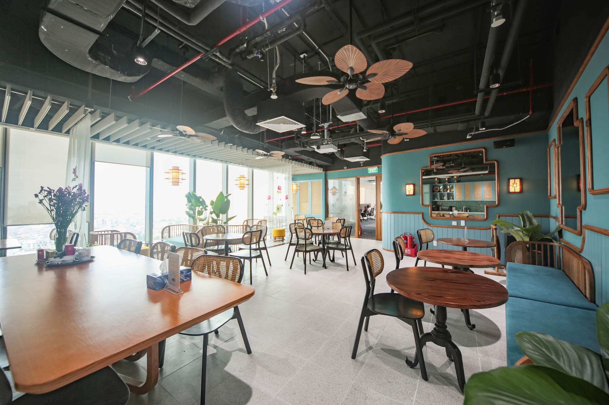 Khu Cafeteria được thiết kế theo phong cách Indochine là nơi nhân viên có không gian thư giãn, gặp gỡ ngay tại văn phòng