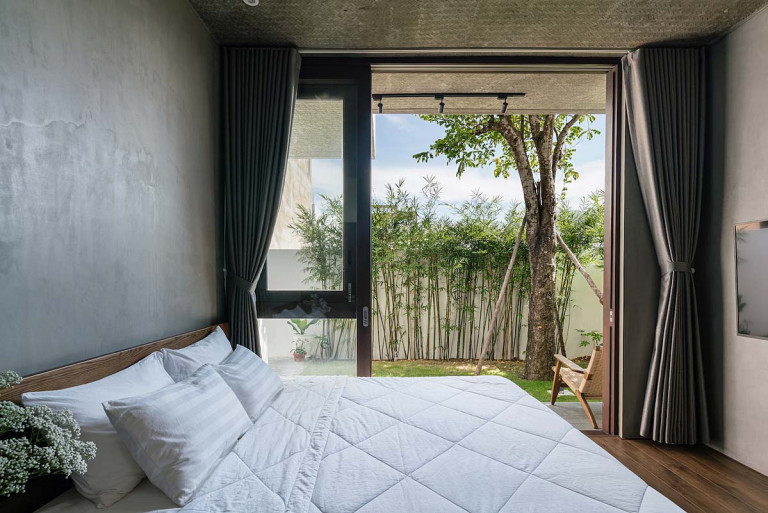 Những ô cửa lớn mở ra vườn giúp không gian bên trong thoáng đãng. Ảnh: Quang Dam.