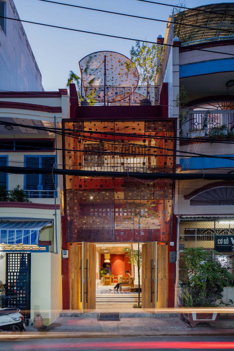 Căn nhà gây ấn tượng với màu đỏ của tường và khung thép. Ảnh: Quang Trần.