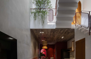 Khoảng thông tầng - cầu thang giữa nhà kết hợp với thủ pháp lệch tầng gắn kết các không gian với nhau.