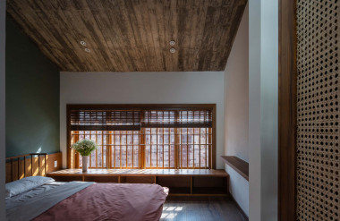 Phòng ngủ được thiết kế giản dị. Phần trần ốp gỗ nhằm đem tới sự ấm áp cho không gian nghỉ ngơi.
