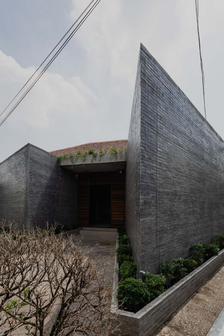 Trải qua hàng chục năm mưa gió, mái ngói của những ngôi nhà nguyên bản đã bám đầy rêu phong.