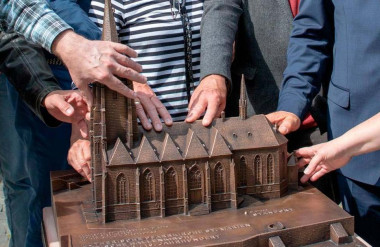 Những mô hình bằng đồng nhỏ giúp người mù ở Marburg cảm nhận vẻ đẹp của công trình thực. Ảnh: Mittelhessen.