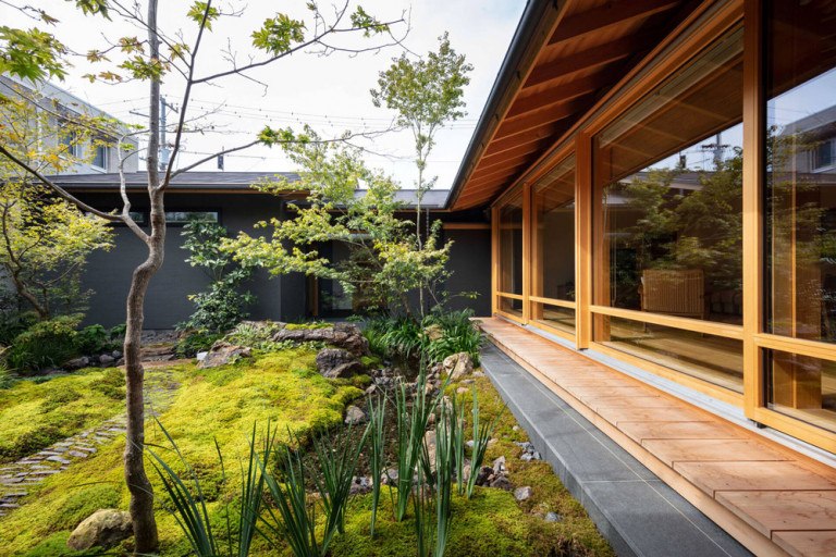 House in Matsuyama tạo ấn tượng bởi nét tự nhiên, gần gũi và mộc mạc