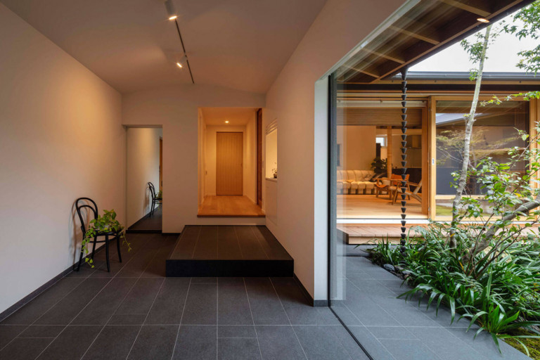 Hàng lang vào nhà được lát gạch đá tối màu tạo cảm giác hiện đại và nhẹ nhàng 