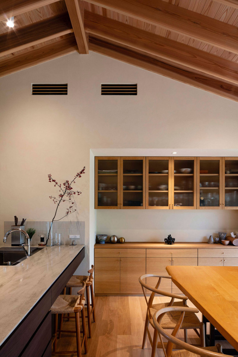 Phần tủ bếp được bố trí ở 1 khoảng tường lùi giúp tiết kiệm không gian một cách thông minh