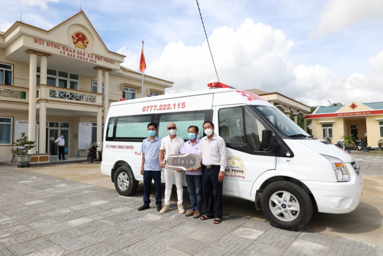 Kiến trúc sư Phạm Thanh Truyền (đeo kính) tặng xe cứu thương trị giá gần 1 tỷ đồng cho nơi ông sinh ra và lớn lên.