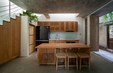 Bếp và phòng ăn ở tầng trệt nhưng vẫn đủ ánh sáng nhờ khoảng mở theo trục đứng.