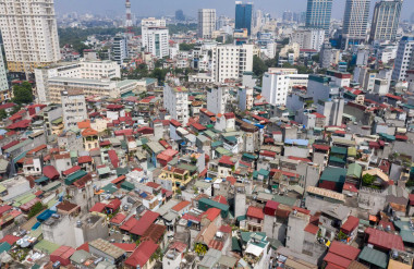 Bối cảnh xây dựng là một khu vực đông đúc, nhà cửa san sát.