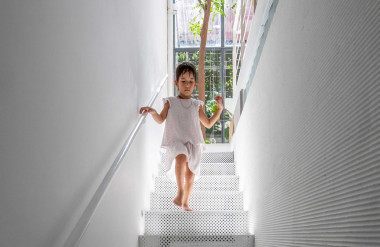 Những bậc thang đục lỗ tạo sự nhẹ nhàng và đưa ánh sáng tự nhiên xuống bên dưới.
