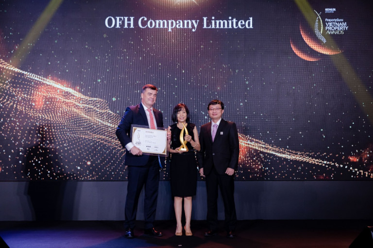 Đại diện OfficeHaus nhận giải thưởng tại 7th PropertyGuru Vietnam Property Awards