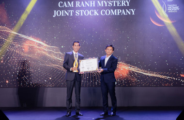 Ông Nguyễn Trường Hải - Tổng Giám đốc Saint-Gobain Việt Nam trao giải thưởng cho đơn vị thắng giải Best Coastal Housing Architectural Design - Thiết kế kiến trúc Nhà ở ven biển tốt nhất 2021 với dự án Cam Ranh Mystery Villas do Hưng Thịnh Land phát triển