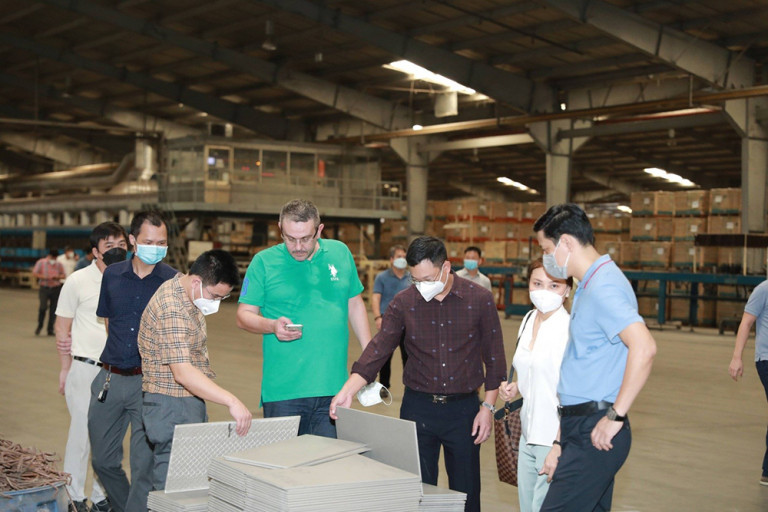 Viglacera mua lại Nhà máy Gạch men Bạch Mã tại thị xã Phú Mỹ, huyện Tân Thành, tỉnh Bà Rịa Vũng Tàu, nâng tổng công suất các nhà máy gạch ốp lát của Viglacera lên 43 triệu m2/ năm