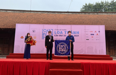 TS. KTS. Phan Đăng Sơn – Chủ tịch hội KTS VN trao cờ luân lưu cho đơn vị đăng cai tổ chức giải thưởng Loa Thành lần thứ 34 năm 2022