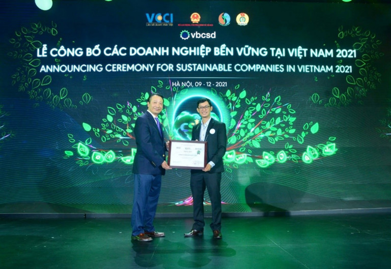  Tổng thư ký Hội đồng Doanh nghiệp vì sự phát triển bền vững Việt Nam (VBCSD) - Nguyễn Quang Vinh trao chứng nhận cho Đại diện của Công ty Công ty TNHH Giấy Kraft Vina.