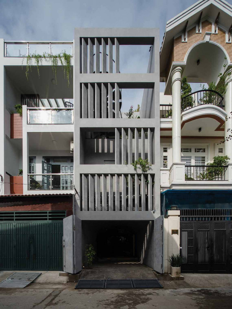 Mặt tiền của K House có diện mạo nổi bật và khác biệt so với những căn nhà phố lân cận.