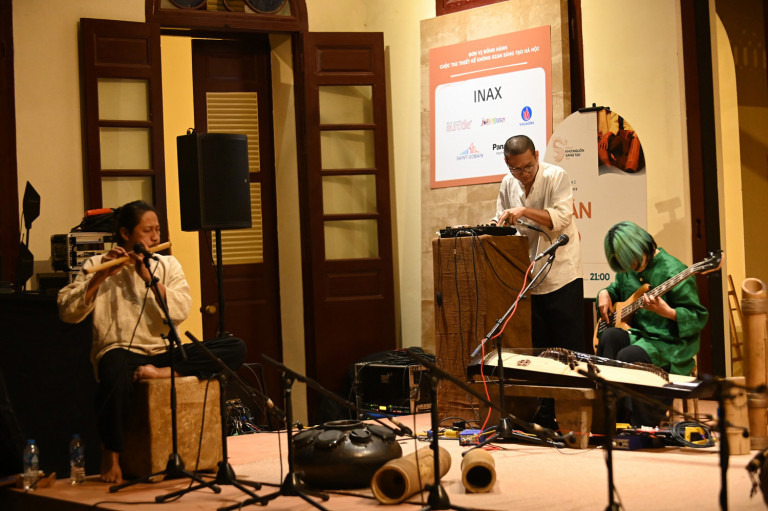 Sáo trúc và đàn môi gặp gỡ của guitar bass và beatbox trong Theo Đó