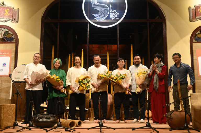 Từ trái qua: Nhóm Limebócx, nhóm nghệ sĩ Đàn Đó, nghệ sĩ Quyền Thiện Đắc, chị Bùi Thanh Hương, Phó tổng biên tập Tạp chí Kiến trúc, đại diện Ban tổ chức, cùng giám tuyển Nguyễn Thế Sơn, Giám đốc Nghệ thuật Tuần lễ Khơi nguồn Sáng tạo.