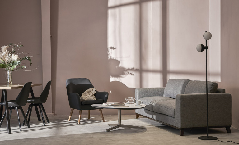 Đèn Fabian thanh lịch đặt cạnh sofa Canberra, ghế thư giãn Astro và bàn cafe Barnsley