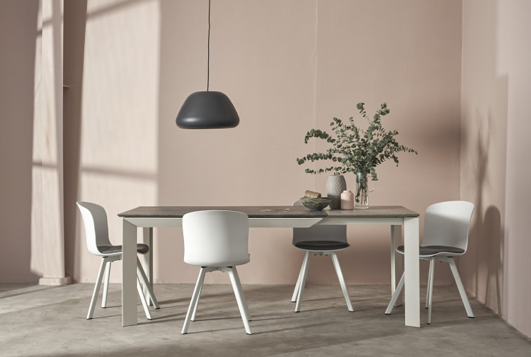 Đèn Softdog tỏa sáng dịu dàng trên bàn ăn mở rộng Milano & ghế ăn Story