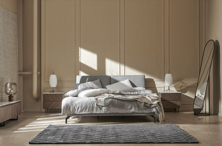 Đèn Silk tỏa sáng trên tủ đầu giường Lovis và giường ngủ Abilene tạo nên không gian lãng mạn