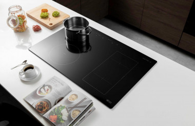 Tránh đặt bếp từ gần cửa sổ hoặc những nơi có ánh sáng mặt trời chiếu trực tiếp (Ảnh bếp kính âm 4 từ Malloca MH-04I BM)