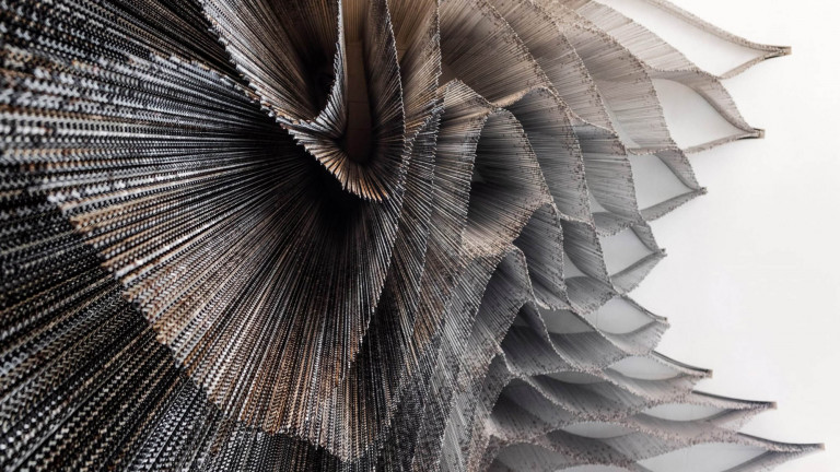 Cận cảnh các sợi nhôm liên kết lẫn nhau để tạo thành hệ màn kim loại. Ảnh: Jordi Anguera.