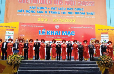 Các đại biểu tham dự cắt băng khai mạc Triển lãm