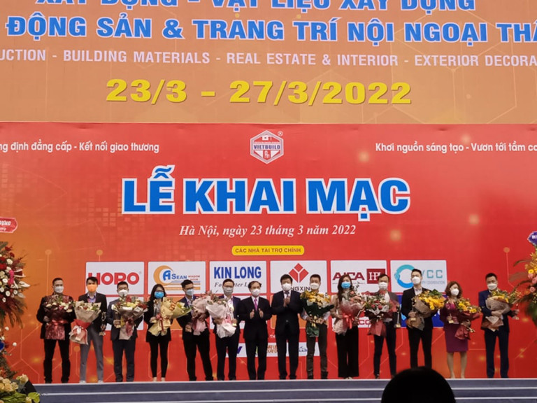 Các đại biểu cắt băng khai mạc Triển lãm Quốc tế Xây dựng VIETBUILD 2022