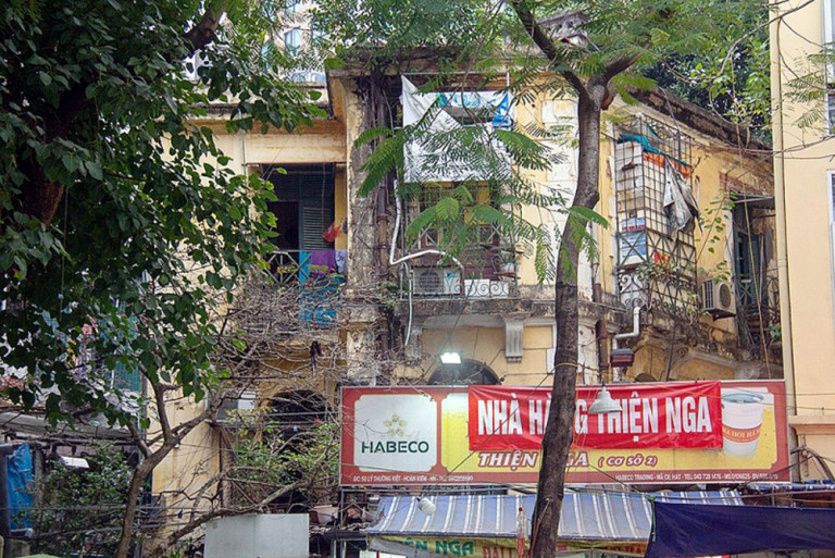 Một số thì bị “đeo balo” nhiều chuồng cọp và để hoang hóa nghiêm trọng.