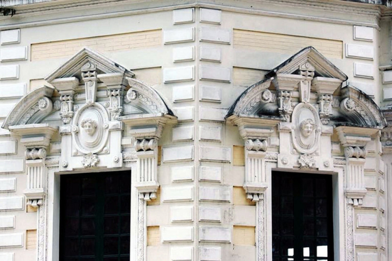 Kiến trúc trang trí của Nhà Bát giác – THPT Chu Văn An – Hà Nội chưa có nhiều nét giao thoa với văn hóa Việt Nam vì ra đời khá sớm từ năm 1898 trước khi xây dựng trường Trung học Bảo hộ (THPT Chu Văn An ngày nay) nhưng lại mang đậm phong cách kiến trúc truyền thống phương Tây.