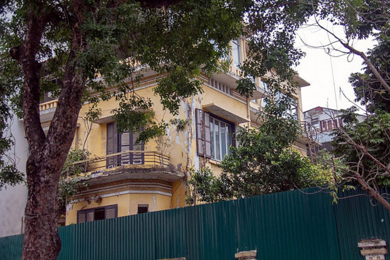 Một số biệt thự cũng đang được quây tôn để trùng tu, sửa chữa.