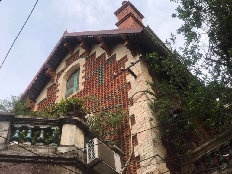 Biệt thự số 9 đường Thanh Niên mang phong cách miền Bắc nước Pháp từng thuộc sở hữu của Giám đốc Nhà máy Gạch ngói Đông Dương.