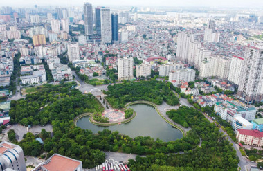 Thành phố Hà Nội đang tiếp tục phát triển theo tiêu chí đô thị xanh, đô thị sinh thái nhờ diện tích cây xanh, mặt nước lớn.