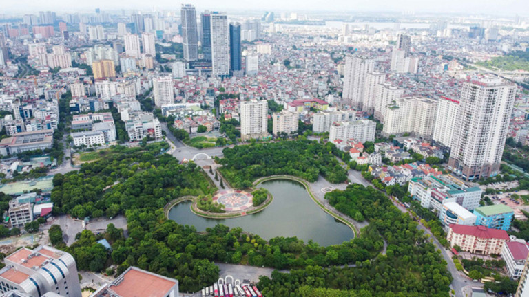 Thành phố Hà Nội đang tiếp tục phát triển theo tiêu chí đô thị xanh, đô thị sinh thái nhờ diện tích cây xanh, mặt nước lớn.