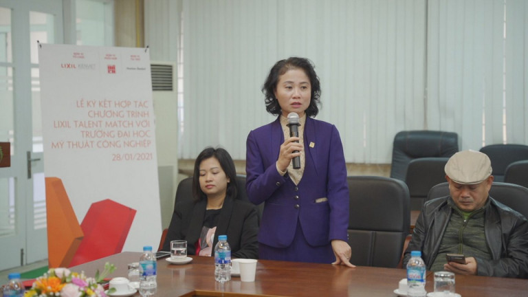 PGS.TS Đặng Mai Anh – Phó Hiệu trưởng phụ trách Trường Đại học Mỹ thuật Công nghiệp Hà Nội phát biểu tại Lễ ký kết hợp tác Chương trình LIXIL Talent Match.
