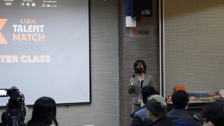 Bà Toshie Takahashi – Giám đốc Marketing LIXIL Việt Nam phát biểu tại chương trình