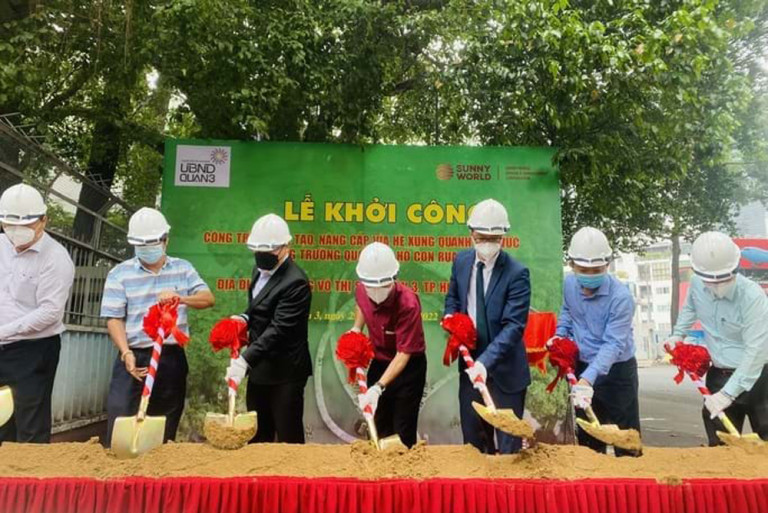Lãnh đạo quận 3 cùng các đơn vị thực hiện nghi thức khởi công Công trình cải tạo, nâng cấp vỉa hè xung quanh khu vực Công trường Quốc tế - Hồ Con Rùa. Ảnh: Phan Anh