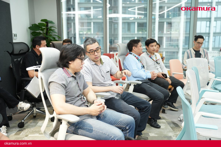 Các khách mời tại sự kiện đã có cơ hội trao đổi, thảo luận và trải nghiệm sản phẩm ghế Okamura