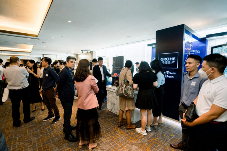 Buổi giao lưu giữa các khách mời và tham quan showcase sản phẩm tại sự kiện